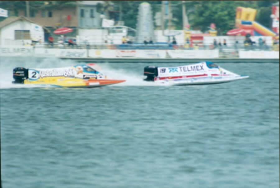 Lancha número 19 en plena carrera, estela de agua
