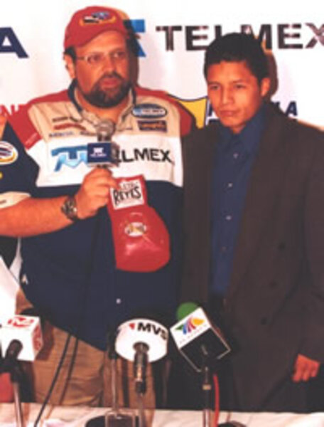 Carlos Kuri Slim en conferencia de prensa con equipo Telmex