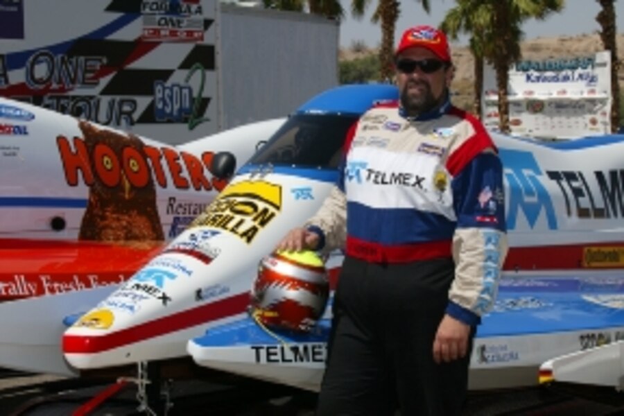 Carlos Kuri Slim junto a su lancha antes de una carrera