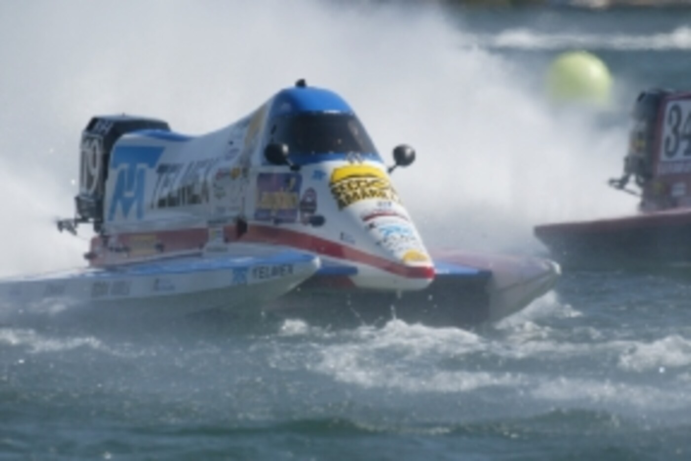 Lancha de Carlos Kuri Slim de frente, cortando el agua a toda velocidad en plena carrera
