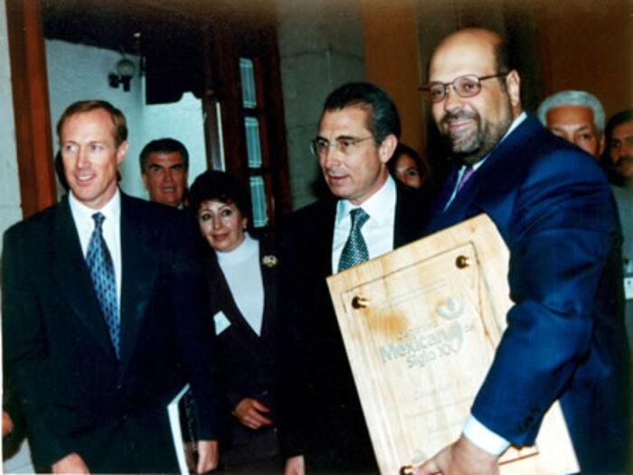Carlos Kuri Slim recibe un reconocimiento de manos del presidente Ernesto Zedillo